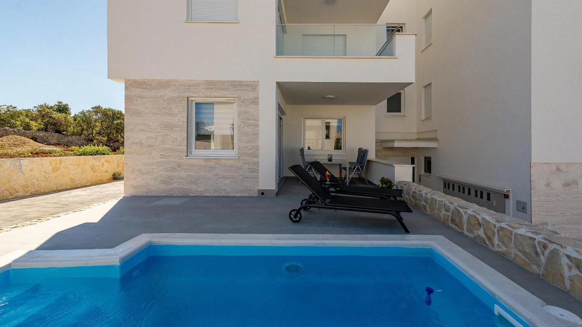 Dolphin View With A Pool By The Beach Mandre 0*,