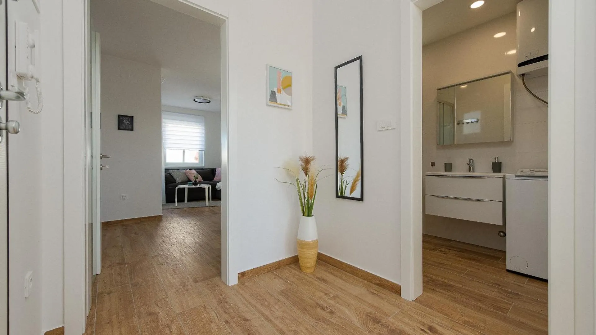 Apartment Dolphin View With A Pool By The Beach Mandre