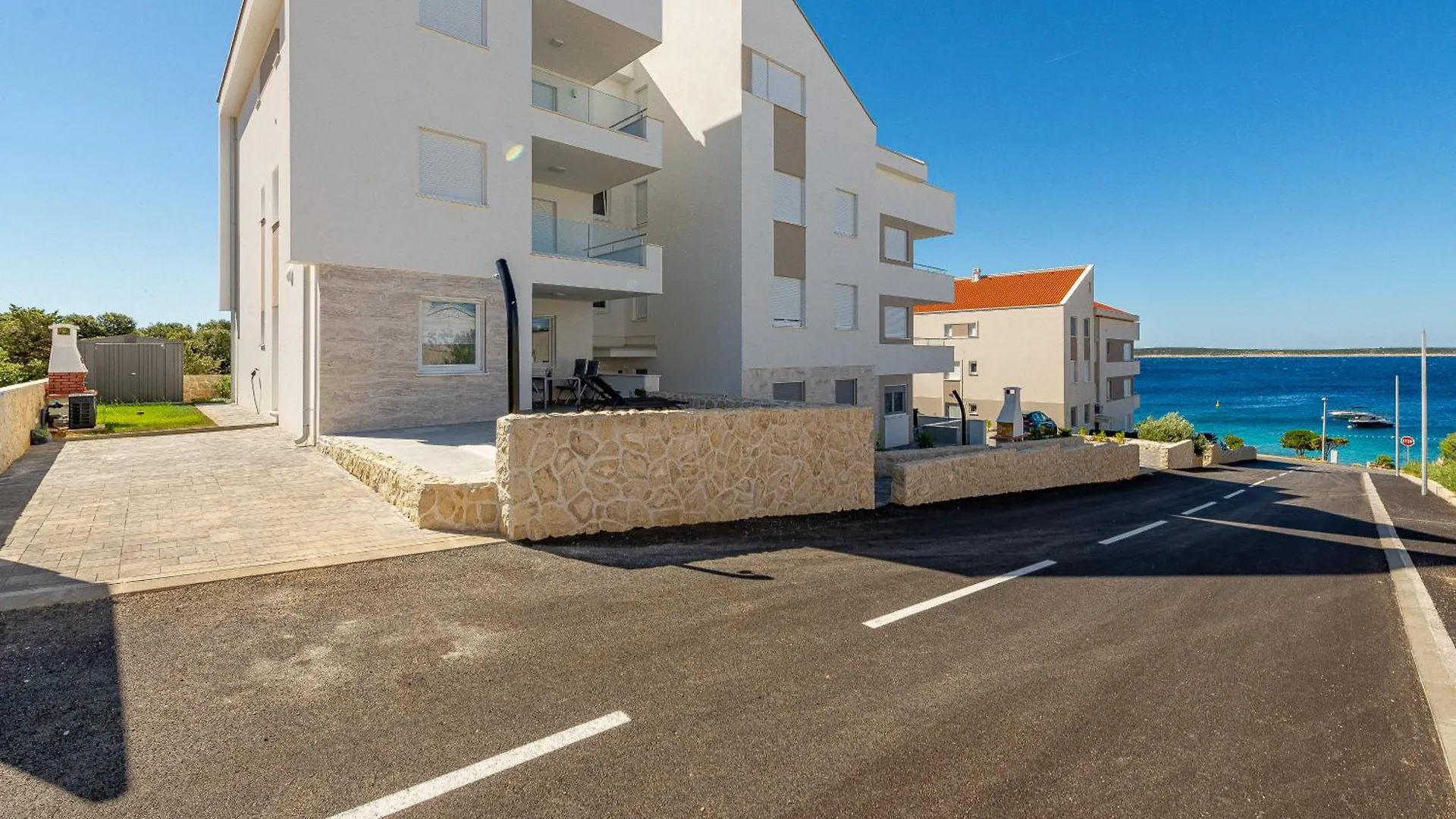 Apartment Dolphin View With A Pool By The Beach Mandre