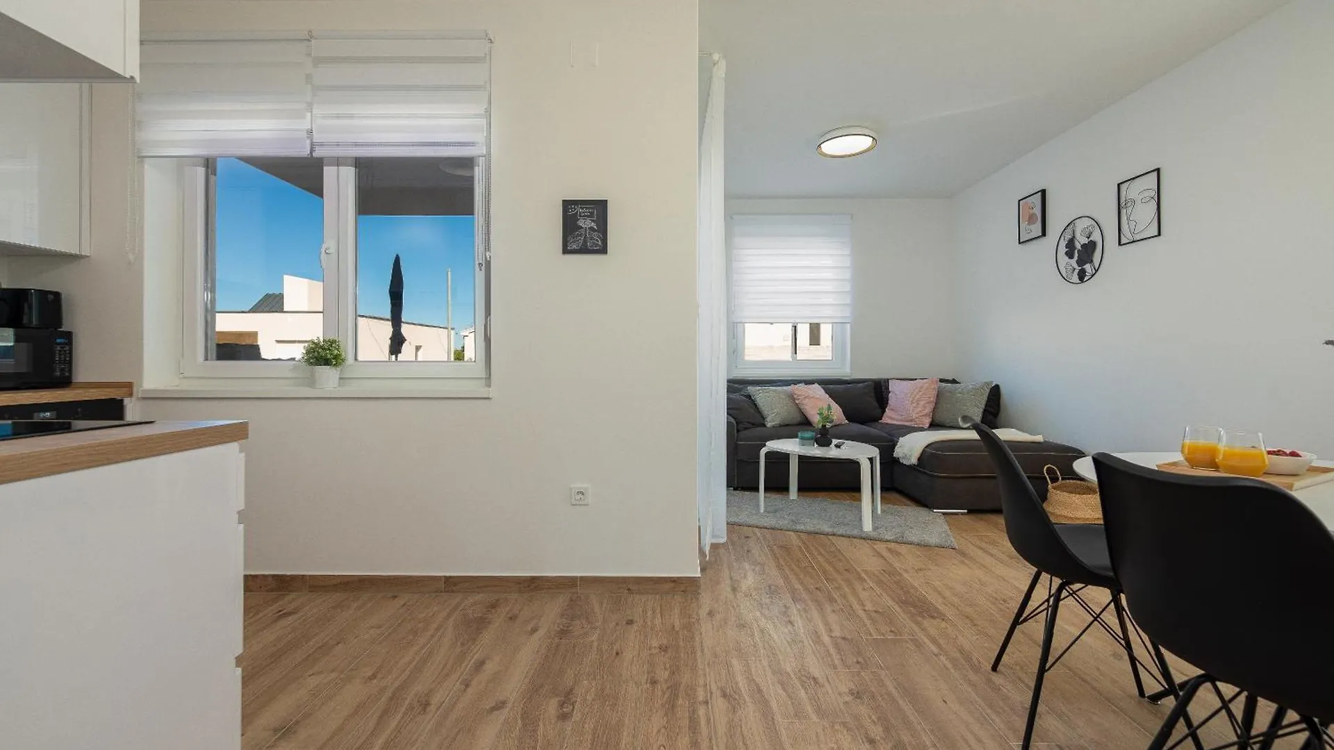 Dolphin View With A Pool By The Beach Mandre