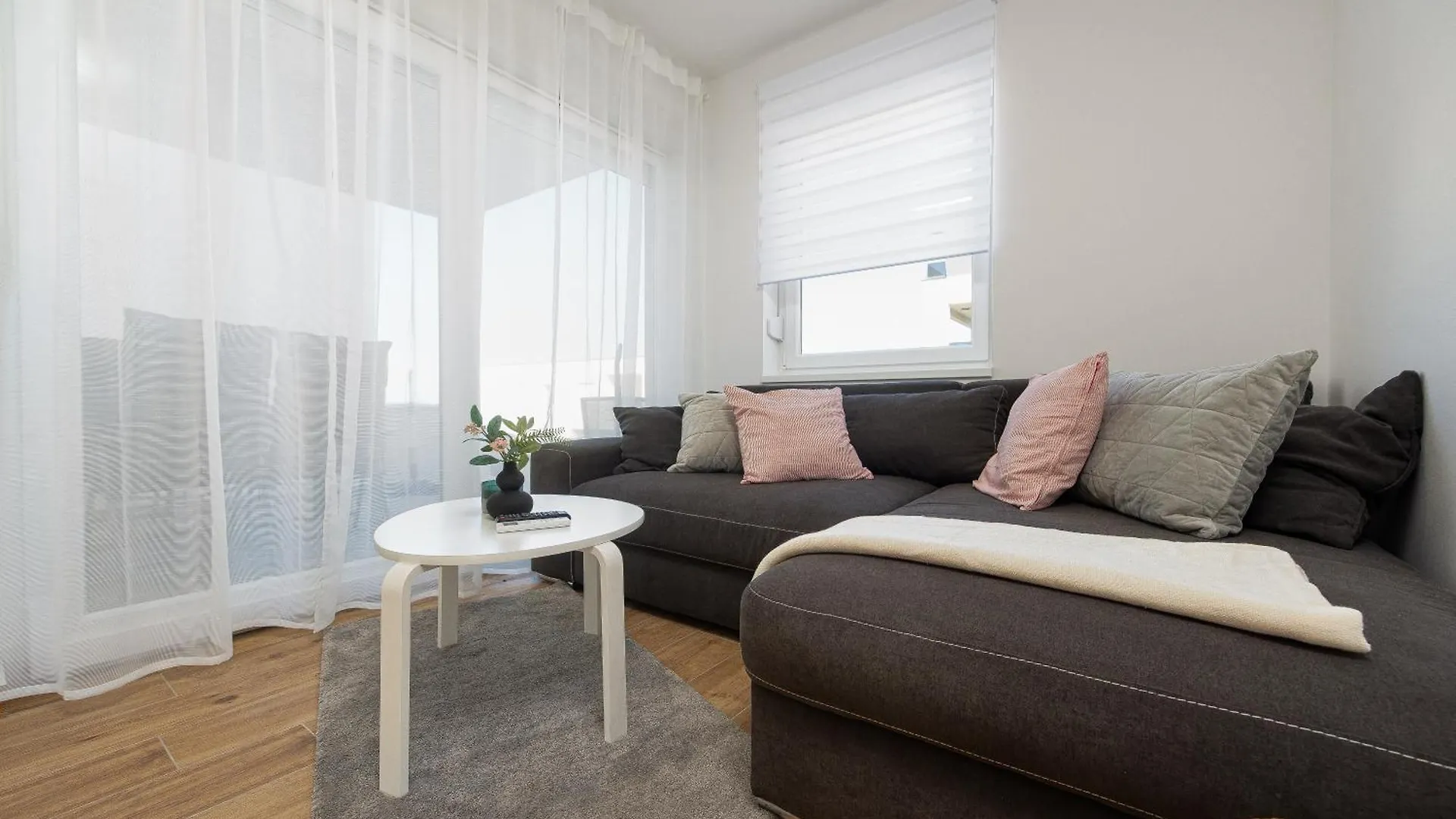 Dolphin View With A Pool By The Beach Mandre Apartment