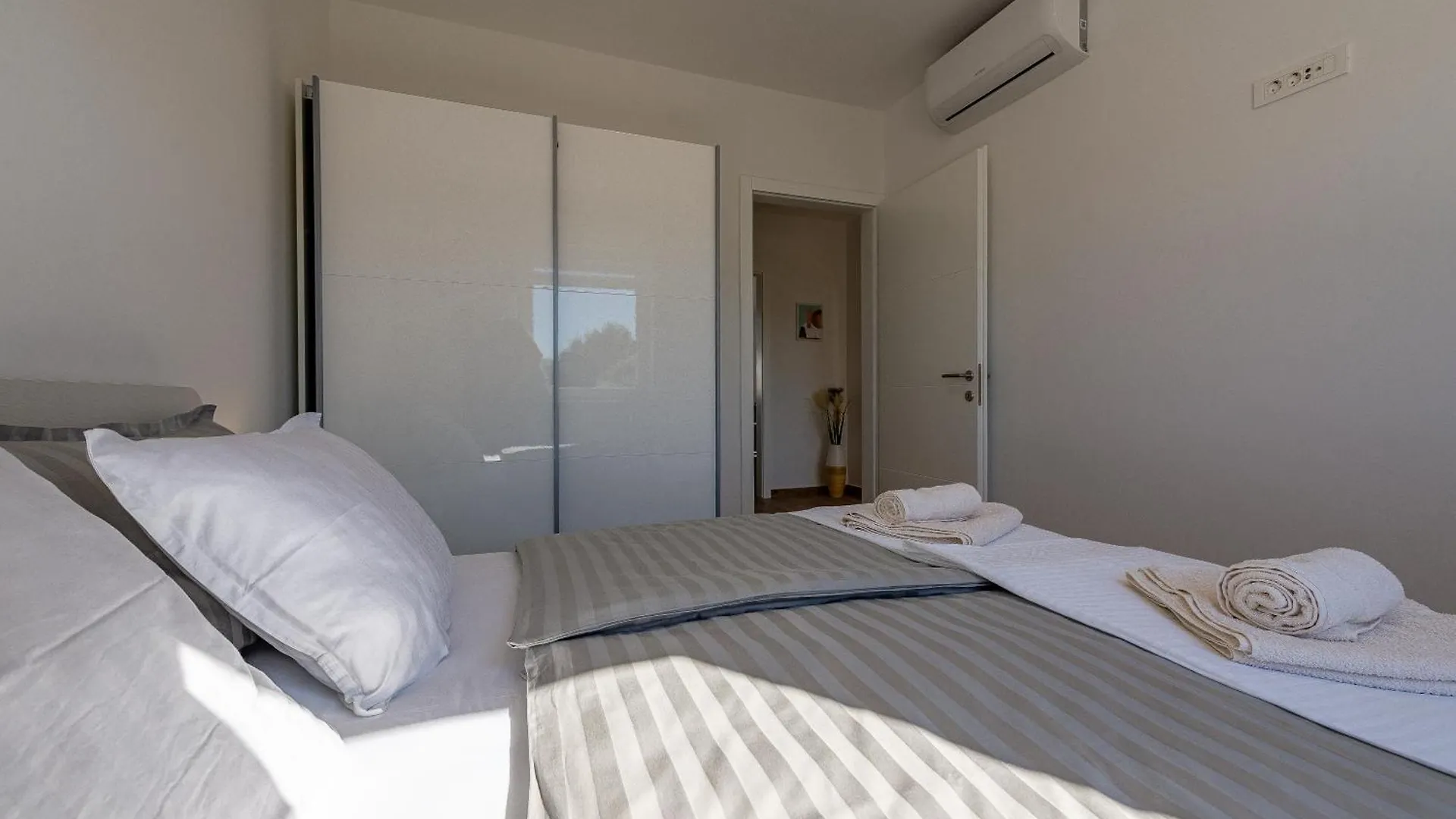 Apartment Dolphin View With A Pool By The Beach Mandre Croatia